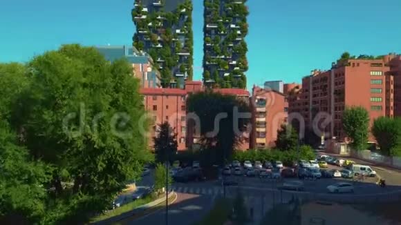 意大利米兰2018年9月26日空中观景现代和生态摩天大楼每个阳台上都有许多树博斯科视频的预览图