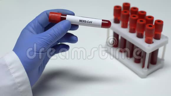 MERSCoV在试管中显示血样的医生实验室研究健康检查视频的预览图