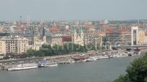 夏日布达佩斯Pest部分的全景船只停泊视频的预览图