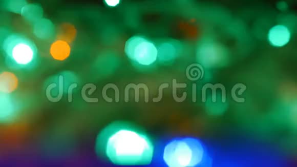 圣诞节闪烁闪烁花环背景模糊夜间LED装饰照明2019年新年视频的预览图