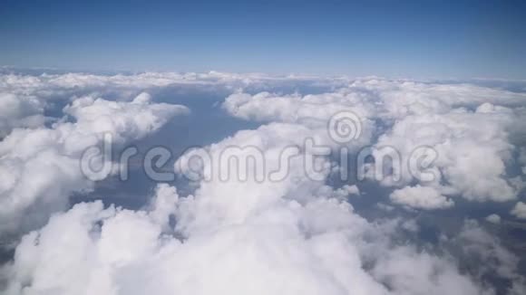 飞机在云层上方飞行从窗户看到视频的预览图