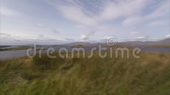 草原和有天空的湖视频的预览图