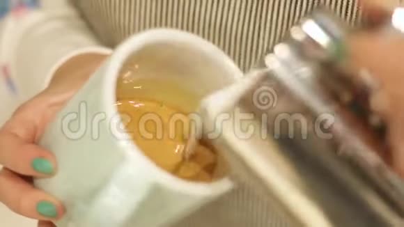 咖啡师在制作咖啡的拿铁艺术上为卡布奇诺画牛奶视频的预览图