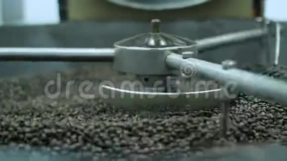 生咖啡豆在大型烤面包机上烘烤视频的预览图