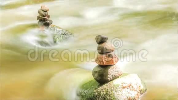 水流通过石头时间推移视频的预览图