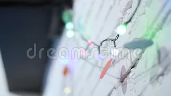 灯泡花环贴紧了电灯泡挂在墙上作为假日关门的装饰视频的预览图