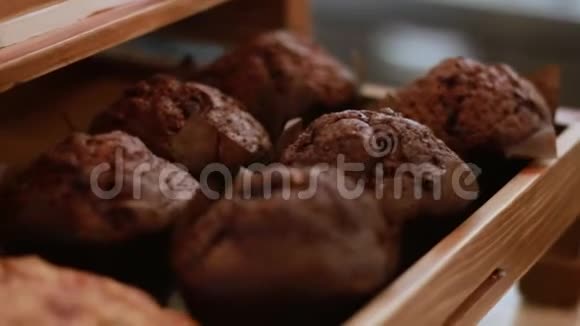 在咖啡厅展示新鲜出炉的巧克力饼干视频的预览图