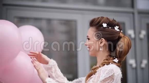 漂亮的年轻女孩头发花有粉红色的气球视频的预览图