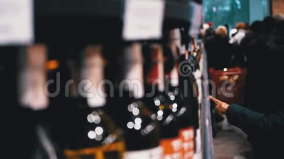 买家可选择葡萄酒及伏特加系的超市货架上的酒精饮料视频的预览图