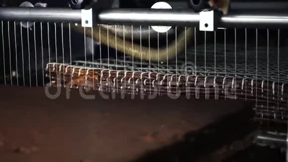 生产巧克力倒入融化的巧克力巧克力工厂视频的预览图