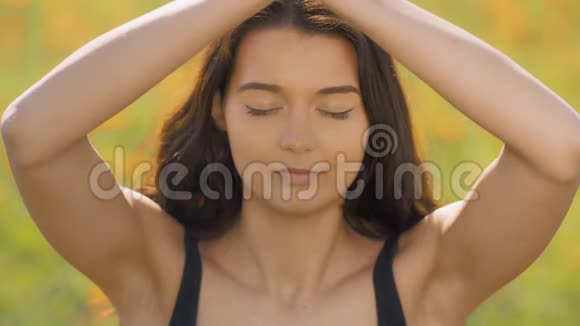 在健身房练习瑜伽的年轻美丽的亚洲女性特写肖像视频的预览图