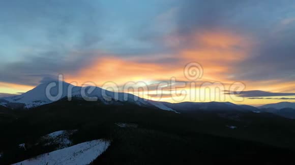 日落山上高空直升机飞行美丽的冬季景观灵感视频的预览图