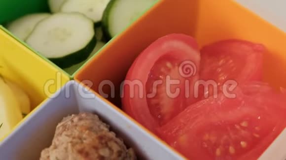 带细胞的午餐盒蔬菜黄瓜和西红柿煮土豆和肉饼视频的预览图