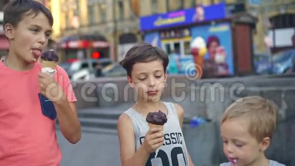 三个男孩在夏天吃冰淇淋视频的预览图