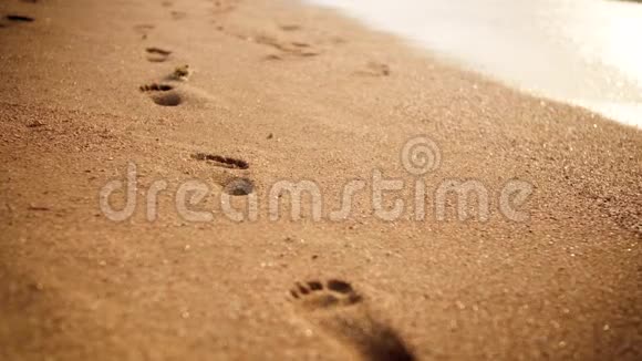日落时分在金色沙滩上留下4k个脚印视频的预览图