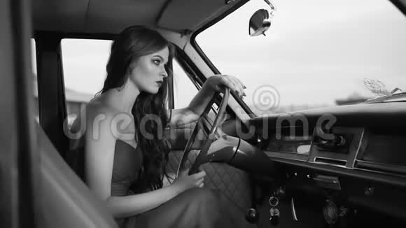 优雅的模特坐在复古的车里视频的预览图