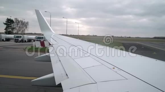 机场的飞机出租车视频的预览图