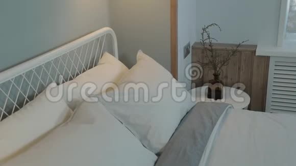 时尚的白色枕头在床上的现代内部视频的预览图