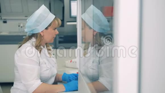 科学家在实验室工作特殊的机器测试血液而护士在电脑上工作视频的预览图