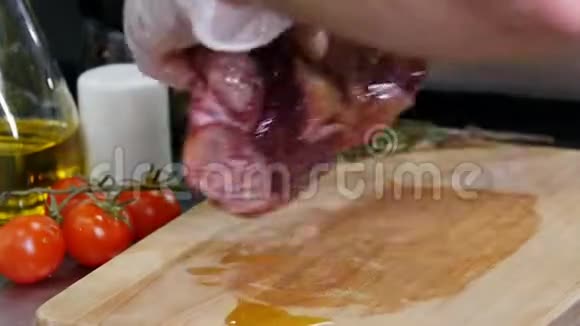 餐厅厨房厨师准备肉把油浇在上面视频的预览图