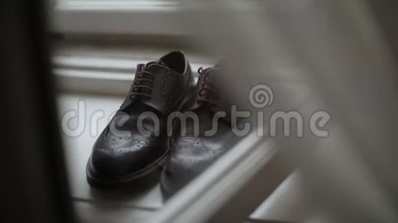 在婚礼前的一天窗台上的鞋子视频的预览图