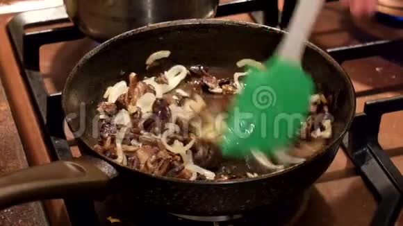 蜂蜜木耳用洋葱在锅里炒用铲子搅拌视频的预览图