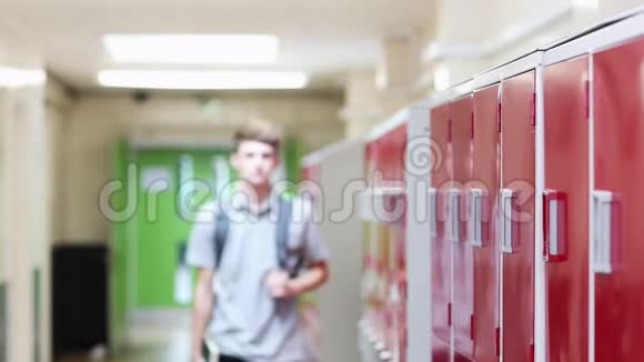 男高中生走下走廊的画像视频的预览图