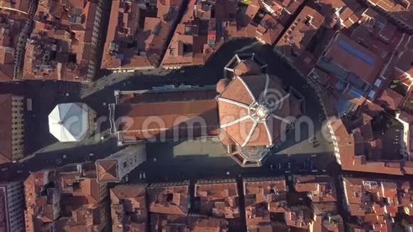 空中观景意大利托斯卡纳佛罗伦萨大教堂的俯视图飞过佛罗伦萨的屋顶视频的预览图