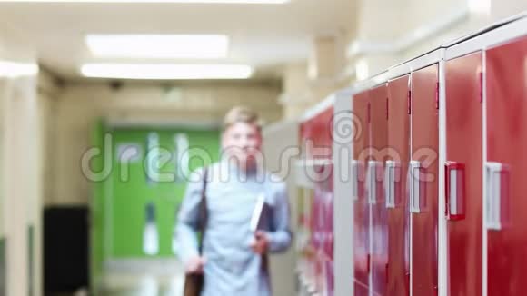 男高中生漫步走廊与镜头微笑的肖像视频的预览图