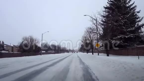 白天驾驶颠簸的雪街白天下雪时冬季驾驶视频的预览图