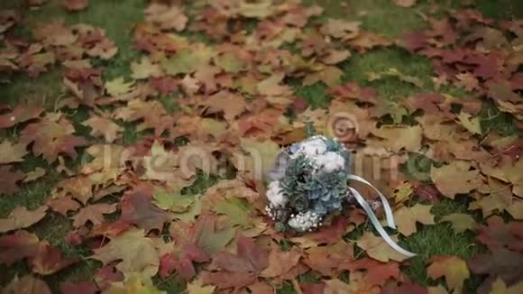 秋叶上的婚礼花束仪式的前一天视频的预览图