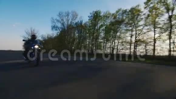 系列4视频在乡村公路上骑自行车旅行视频的预览图