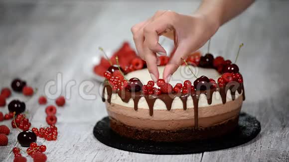 美味的三层巧克力慕斯蛋糕用新鲜浆果装饰视频的预览图