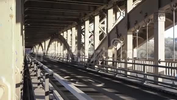 纽卡斯尔泰恩英国英国高桥是一座横跨泰恩河的公路和铁路桥视频的预览图