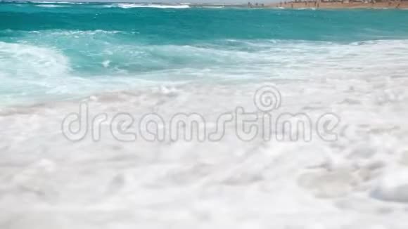 慢动作美丽的视频蓝色海浪冲破海岸线沙滩上的海浪视频的预览图