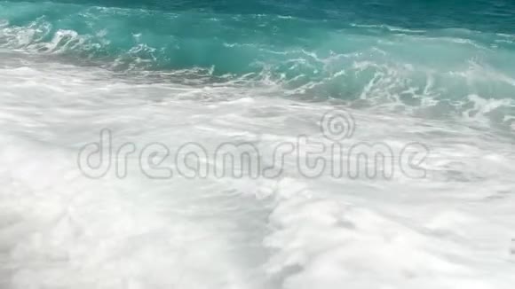 沙滩海浪拍4k慢动作特写视频视频的预览图