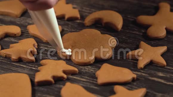 合上装饰自制姜饼花家庭烹饪理念视频的预览图