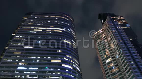 现代高大的摩天大楼夜间照明特写视频的预览图