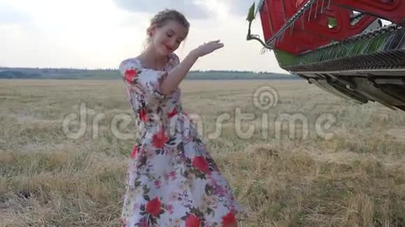 农村美丽的姑娘穿上衣服在田野里欢乐地跳舞近处结合在一起视频的预览图