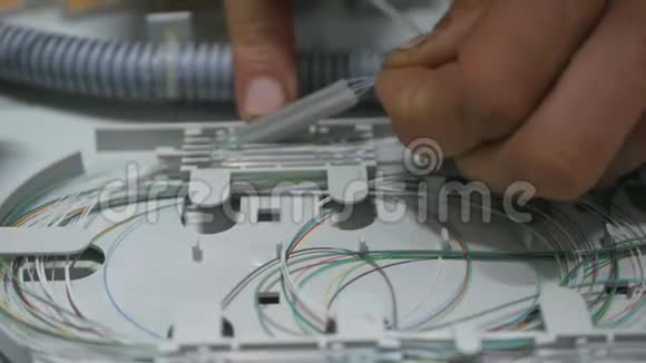 工程师在服务器机房修理设备视频的预览图