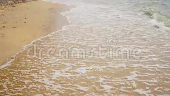 男子腿在海沙和波浪放松在海洋海滩暑假视频的预览图