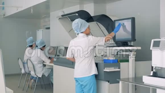 一个护士在一个现代自动化医疗设备的屏幕上打字视频的预览图
