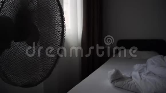 电扇在酒店卧室吹空气视频的预览图
