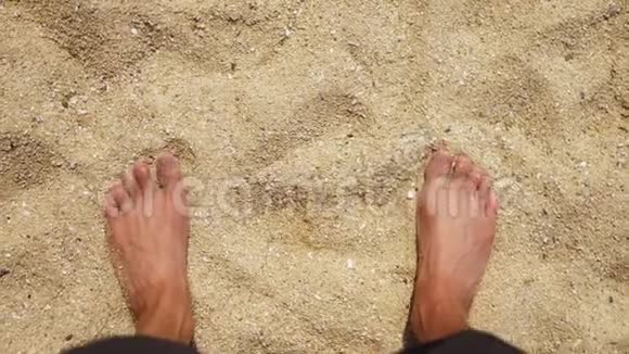 男子腿在海沙和波浪放松在海洋海滩暑假视频的预览图
