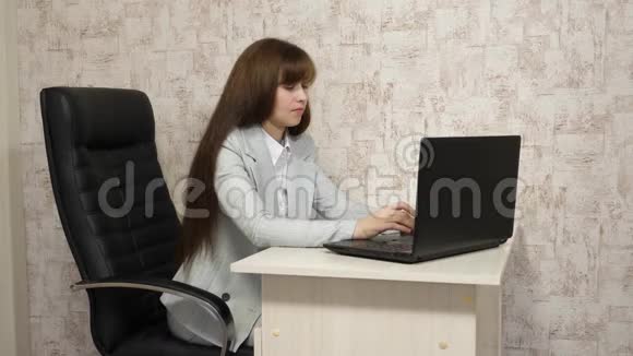年轻的商界女性漂亮的女商人在笔记本电脑上写商务信函年轻女孩视频的预览图