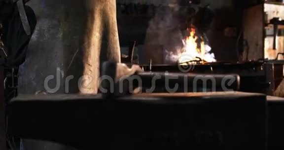 两臂交叉站立的铁匠画像视频的预览图
