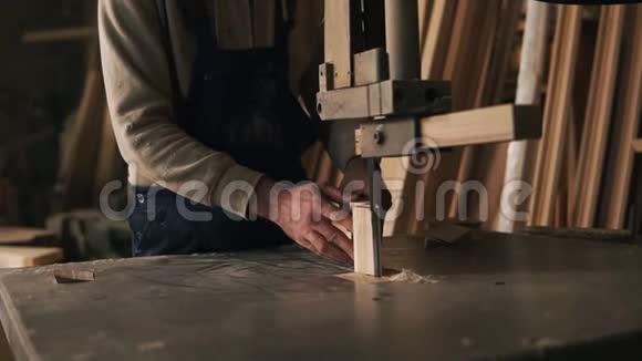 木工在车间用木块工作的慢动作镜头电锯木制家具视频的预览图
