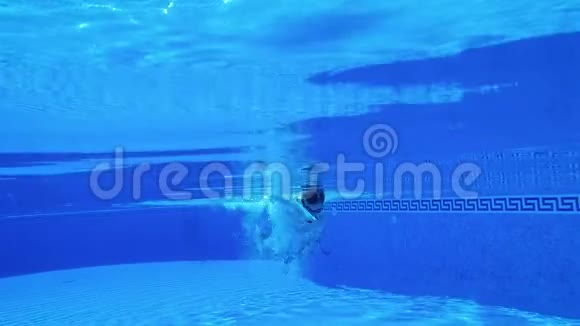 水下射击就像一个人在游泳池的水下游泳一样慢动作视频的预览图