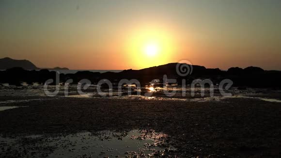 美丽的日落或日出在泰国的水中反射背景时间推移视频的预览图