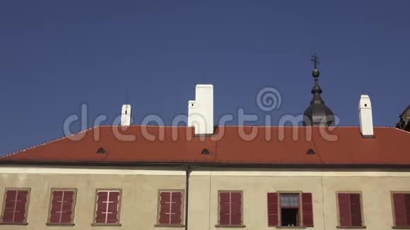 古老的历史建筑屋顶有烟囱和窗户视频的预览图